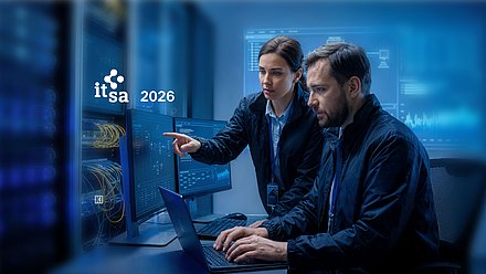 Zwei IT-Sicherheitsfachleute überwachen Computersysteme in einem Kontrollraum; daneben steht it-sa 2026