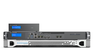 Image des trois chiffreurs réseau R&S®Trusted VPN dans les variantes S, L et XL, disposés verticalement sur un fond noir. En haut, un appareil de bureau compact gris foncé avec un écran éclairé en bleu et un voyant LED d’alimentation. Au milieu, un appareil gris foncé montable en rack, doté d’un écran, de ports réseau, de ports USB et d’une grille de ventilation. En bas, un appareil montable en rack plus grand, de couleur argentée, avec une grille de ventilation noire et le logo Rohde & Schwarz Cybersecurity. Les trois appareils sont représentés de face.