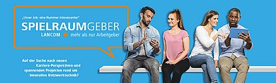 mehrere Personen sitzen mit einem Tablet und Smartphone auf einer Bank