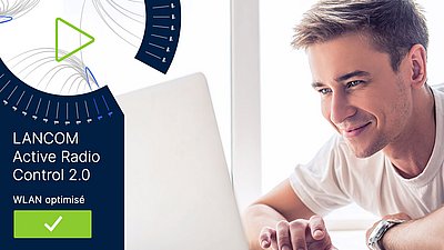 Un jeune homme blond regarde avec satisfaction son ordinateur portable et se réjouit de l'optimisation automatisée du WLAN dans le LANCOM Management Cloud, à gauche se trouve une banderole bleu foncé avec un crochet de contrôle vert et l'inscription « R&S®LANCOM Active Radio Control 2.0, WLAN optimisé »