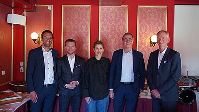 Gemeinsames Foto der Teilnehmer zum parlamentarischen Frühstück. U.a. Staatssekretär der Justiz und für Digitalisierung, Ernst Bürger und Uwe Greunke von Rohde & Schwarz Networks and Cybersecurity