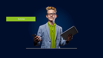 Stolzer Schüler mit Brille und Handy und Tablet in den Händen auf dunkelblauem Hintergrund mit grünem Schriftzug "Schüler"