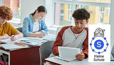 Schüler im Klassenzimmer arbeiten mit Tablet und Heft, daneben Logo des R&S Networks and Cybersecurity Lösungspakets S für kleine Schulen.