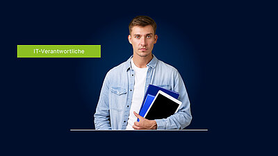 Junger IT-Koordinator mit Büchern unterm Arm auf dunkelblauem Hintergrund mit grünem Schriftzug "IT-Verantwortliche"