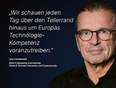 Bild zur R&S Networks and Cybersecurity Kampagne "Digitale Souveränität": Weißes Zitat dazu, was Digitale Souveränität für den R&S Networks and Cybersecurity Mitarbeitenden bedeutet auf dunkelblauem Hintergrund mit Porträtfoto der dazugehörigen Person daneben; Zitat: „...wir schauen jeden Tag über den Tellerrand hinaus, um Europas Technologie-Kompetenz voranzutreiben.“ von Lutz Linzenmeier, Sales Engineering International bei R&S Networks and Cybersecurity. Rechts im Bild ist ein Porträtfoto von Lutz Linzenmeier zu sehen: Sympathisch aussehender Mann mittleren Alters mit zum Pferdeschwanz gebundenen grauen Haaren, blauen Augen, schwarzer Brille und freundlichem Lächeln.