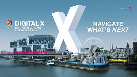 Stadtansicht des Kölner Rheinauhafens mit großem X und Text: „DIGITAL X, Köln/Rheinauhafen, 8. September 2026“ sowie „Navigate What’s Next“