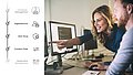 Frau zeigt auf Icons, die Sicherheitsmerkmale des Betriebssystems der Unified Firewalls zeigen 