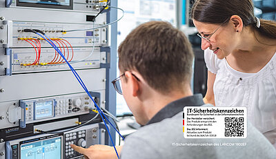 Mitarbeitende stehen in einem Serverraum