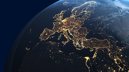 Nächtliche Satellitenansicht Europas aus dem All mit leuchtenden Ländergrenzen und dichtem Netz aus Stadtlichtern