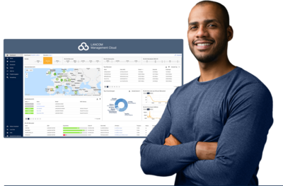 Mann mit verschränkten Armen vor einem Screenshot aus der R&S®LANCOM Management Cloud (R&S®LMC)