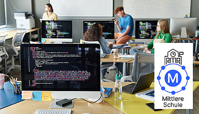 Informatikraum mit Schülern an PCs und Code auf Monitoren, daneben Logo des R&S Networks and Cybersecurity Lösungspakets M für mittlere Schulen.