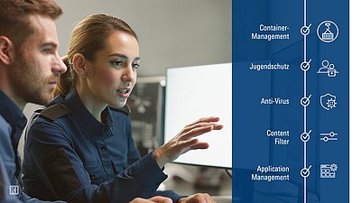 Frau zeigt auf Icons, die Sicherheitsmerkmale des Betriebssystems der Unified Firewalls zeigen 