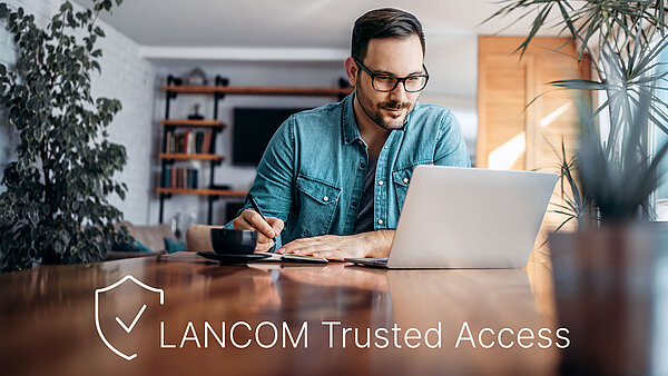 Mann sitzt am Laptop im Homeoffice, unten ist der Schriftzug "LANCOM Trusted Access" abgebildet