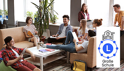 Gruppe Jugendlicher arbeitet entspannt mit Laptops und Notizen in Sitzecke, daneben Logo des R&S Networks and Cybersecurity Lösungspakets L für große Schulen.