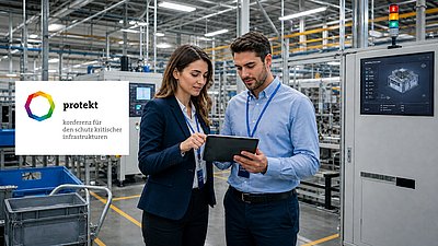 Frau und Mann betrachten ein Tablet in einer modernen Industrieanlage neben dem protekt-Konferenzlogo