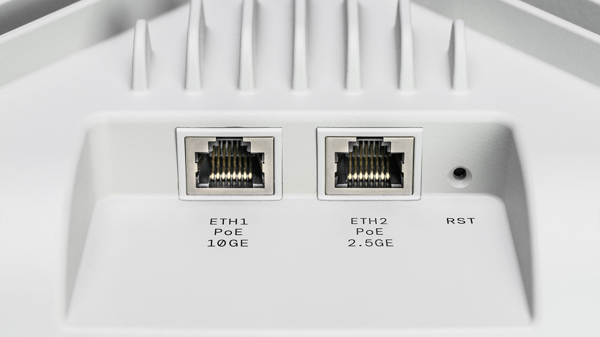 R&S®LANCOM LX-7200E Ports