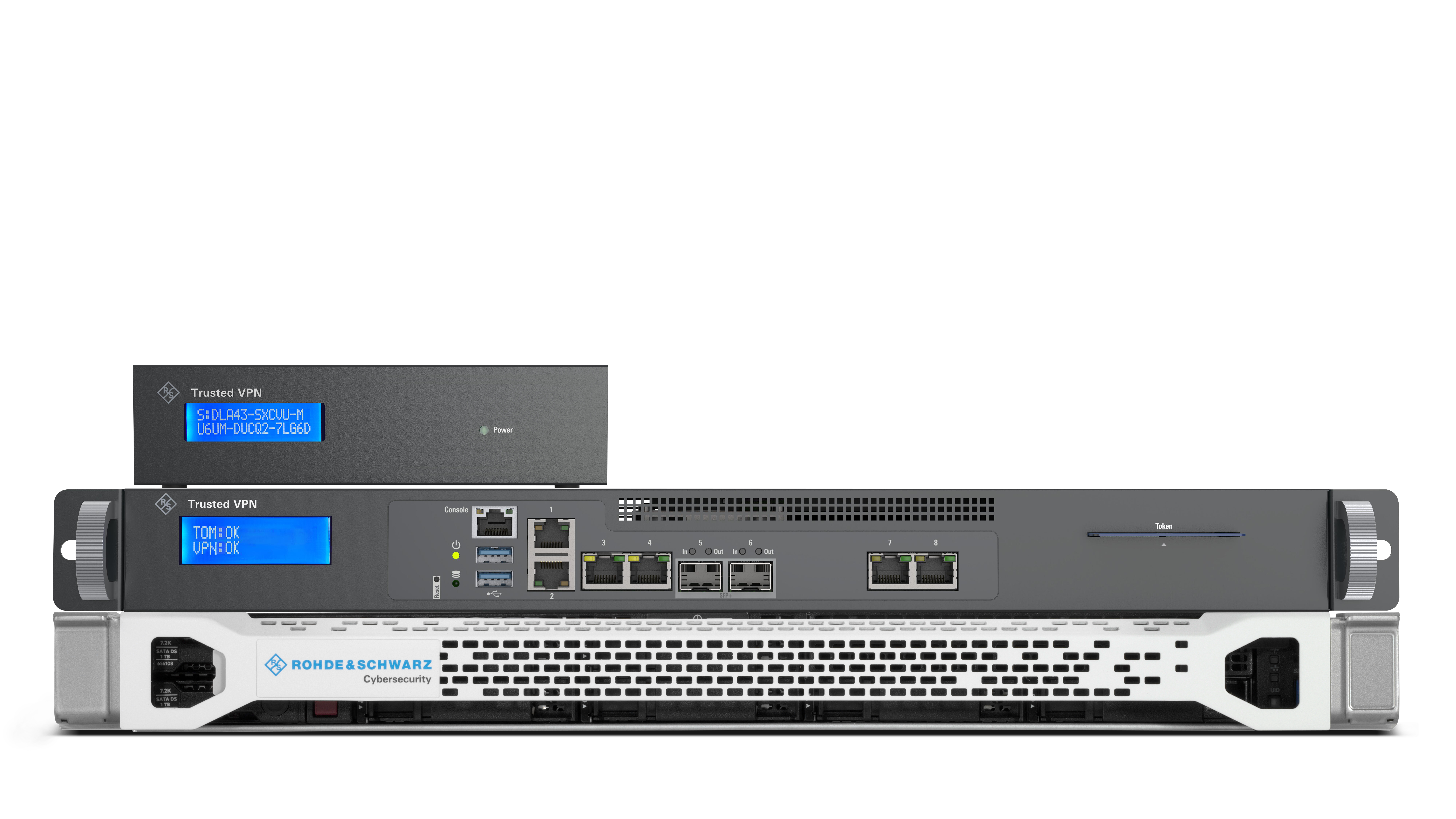Produktabbildung der drei R&S®Trusted VPN Netzwerkverschlüsseler in den Varianten S, L und XL, übereinander angeordnet vor schwarzem Hintergrund. Oben ein kompaktes, dunkelgraues Desktop-Gerät mit blau beleuchtetem Display und Power-LED. In der Mitte ein dunkelgraues Rackmount-Gerät mit Display, Netzwerkanschlüssen, USB-Ports und Lüftungsgitter. Unten ein größeres, silberfarbenes Rackmount-Gerät mit schwarzem Lüftungsgitter und Rohde & Schwarz Cybersecurity-Logo. Alle drei Geräte sind von vorne dargestellt.