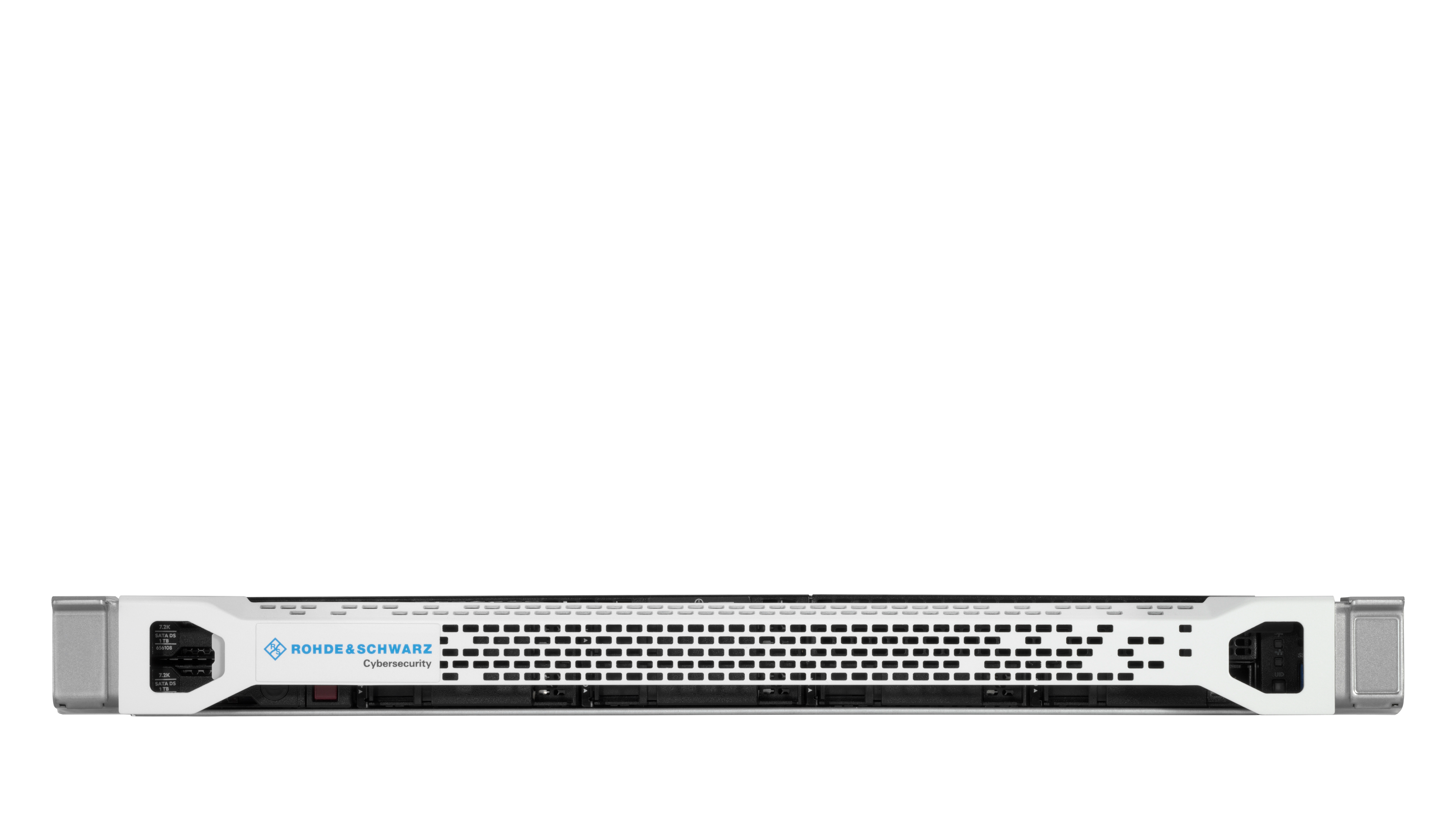 Frontale Produktabbildung des R&S®Trusted VPN XL Netzwerkverschlüsselers vor schwarzem Hintergrund. Das flache, silberfarbene Rackmount-Gerät besitzt eine weiße Frontblende mit einem großflächigen schwarzen Lüftungsgitter und dem blau-grauen Rohde & Schwarz Cybersecurity-Logo auf der linken Seite. An beiden Enden befinden sich silberfarbene Befestigungselemente für den Rackeinbau. Links und rechts sind schwarze Gehäuseaussparungen mit sichtbaren Bedienelementen beziehungsweise Anschlüssen zu erkennen.